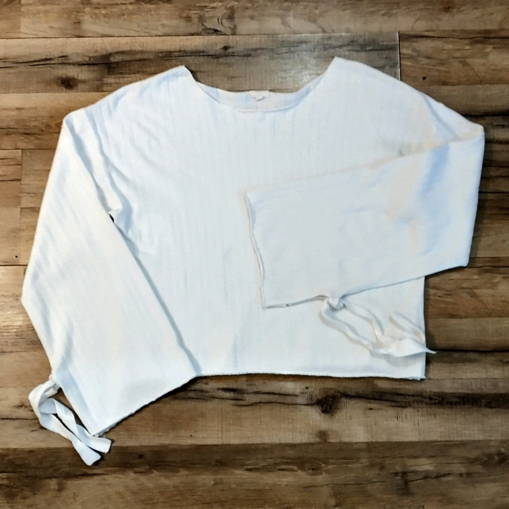 O&O Cropped Bell Sleeve Sweater